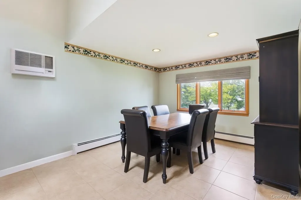 16 Burton Place Lindenhurst NY 11757