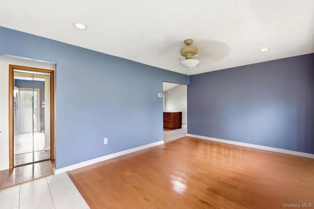 16 Burton Place Lindenhurst NY 11757