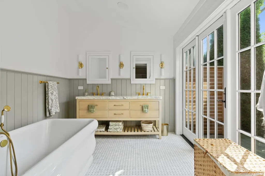 44 Buell Lane East Hampton NY 11937
