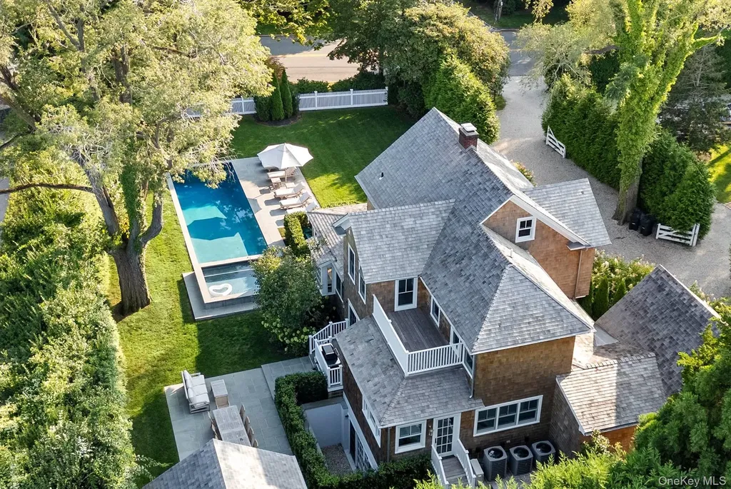 44 Buell Lane East Hampton NY 11937