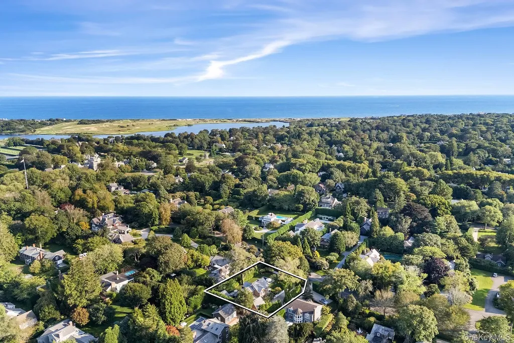 44 Buell Lane East Hampton NY 11937
