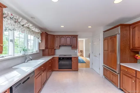 25 Alison Court Kingston NY 12401