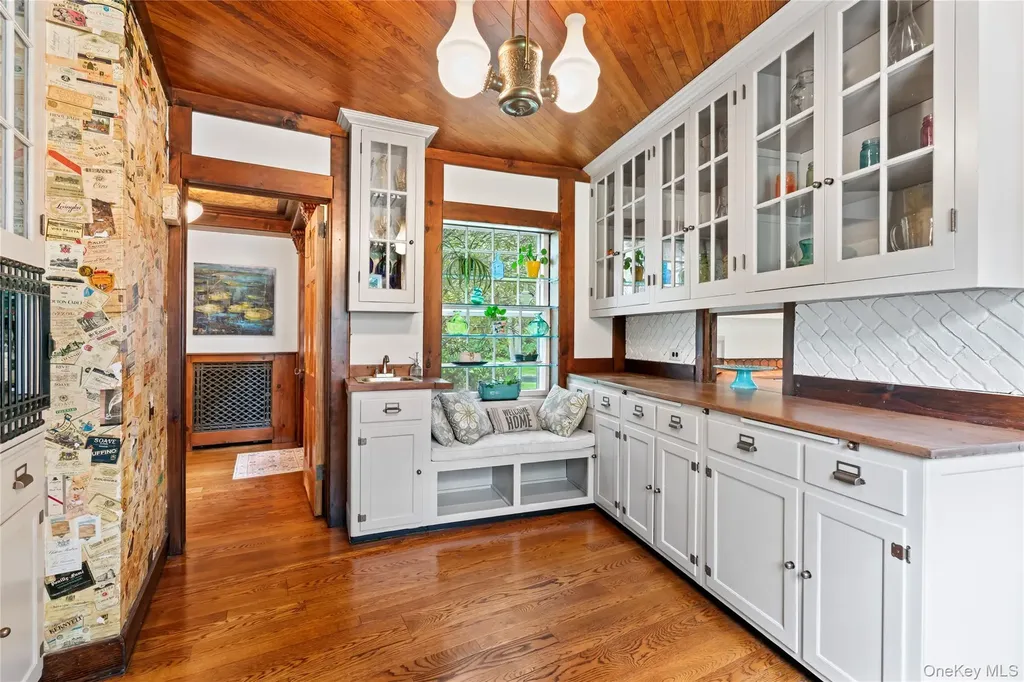 88 Wheatley Road Old Westbury NY 11568