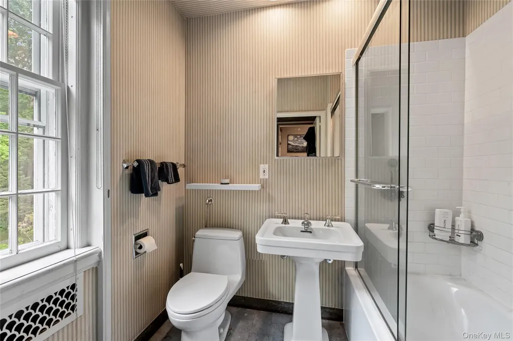 88 Wheatley Road Old Westbury NY 11568