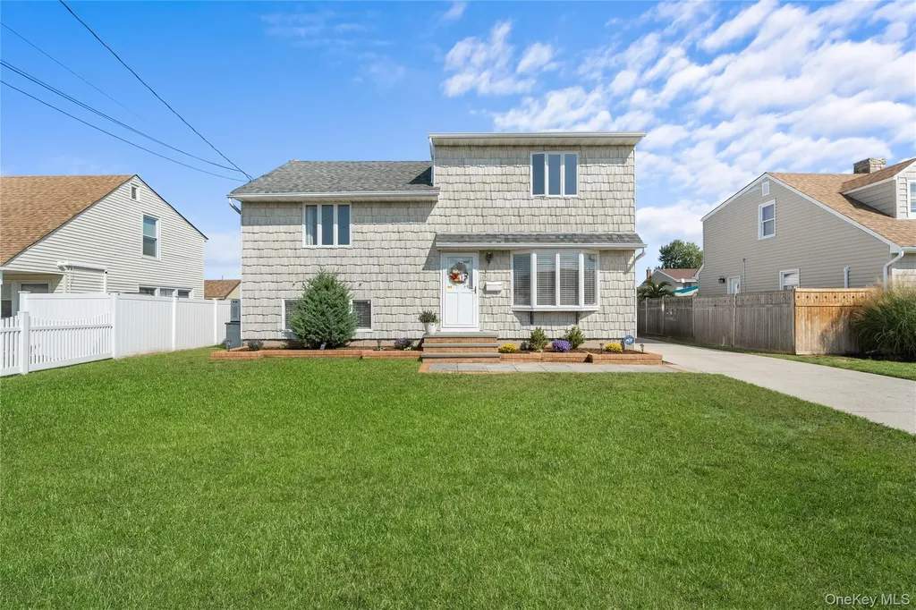 15 Hayes Road Amity Harbor NY 11701
