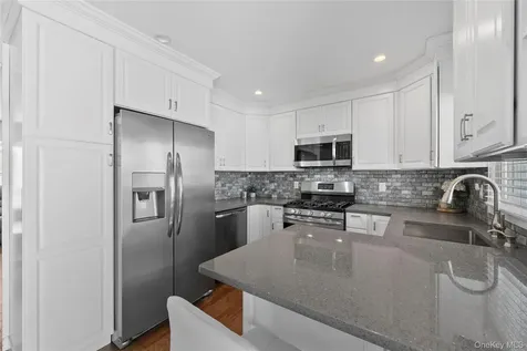 15 Hayes Road Amity Harbor NY 11701