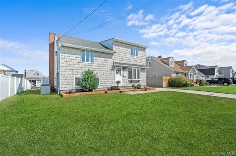 15 Hayes Road Amity Harbor NY 11701