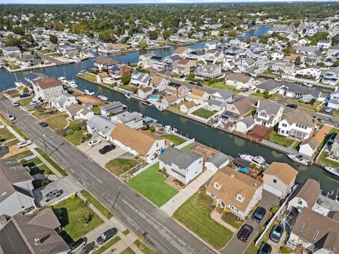 15 Hayes Road Amity Harbor NY 11701