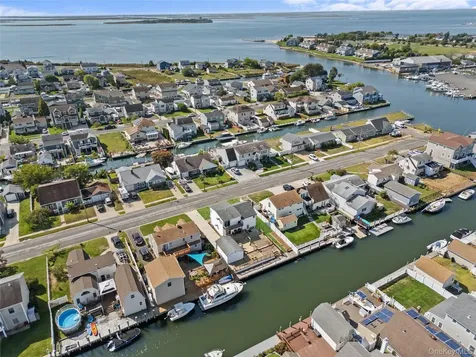 15 Hayes Road Amity Harbor NY 11701