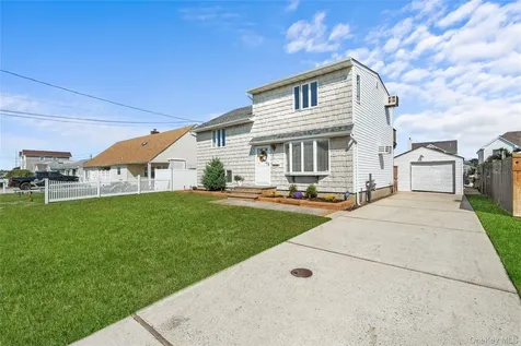 15 Hayes Road Amity Harbor NY 11701