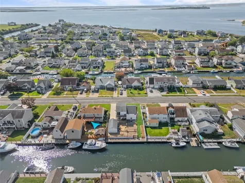 15 Hayes Road Amity Harbor NY 11701