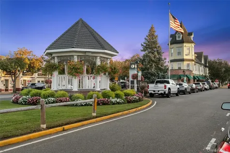 15 Hayes Road Amity Harbor NY 11701