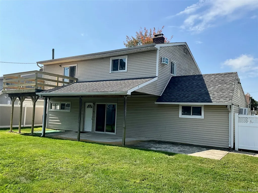 17 Rural Lane Levittown NY 11756