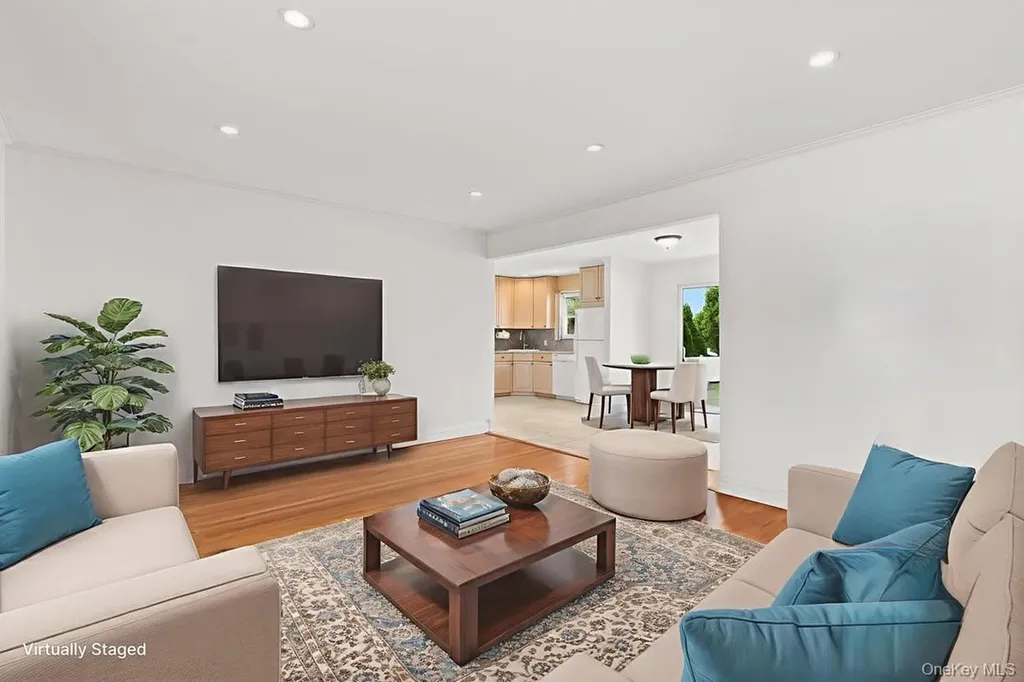 7 Norman Place Massapequa NY 11758