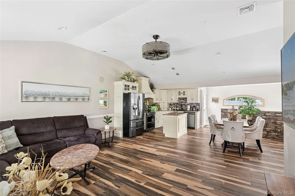 53 Timber Drive Calverton NY 11933