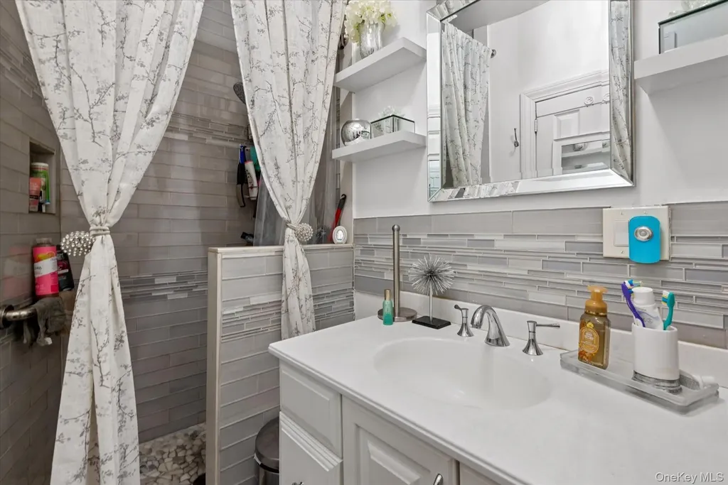 285 Lincoln Avenue Brooklyn NY 11208