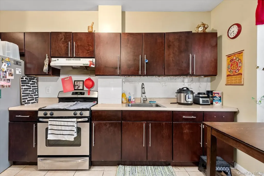 285 Lincoln Avenue Brooklyn NY 11208