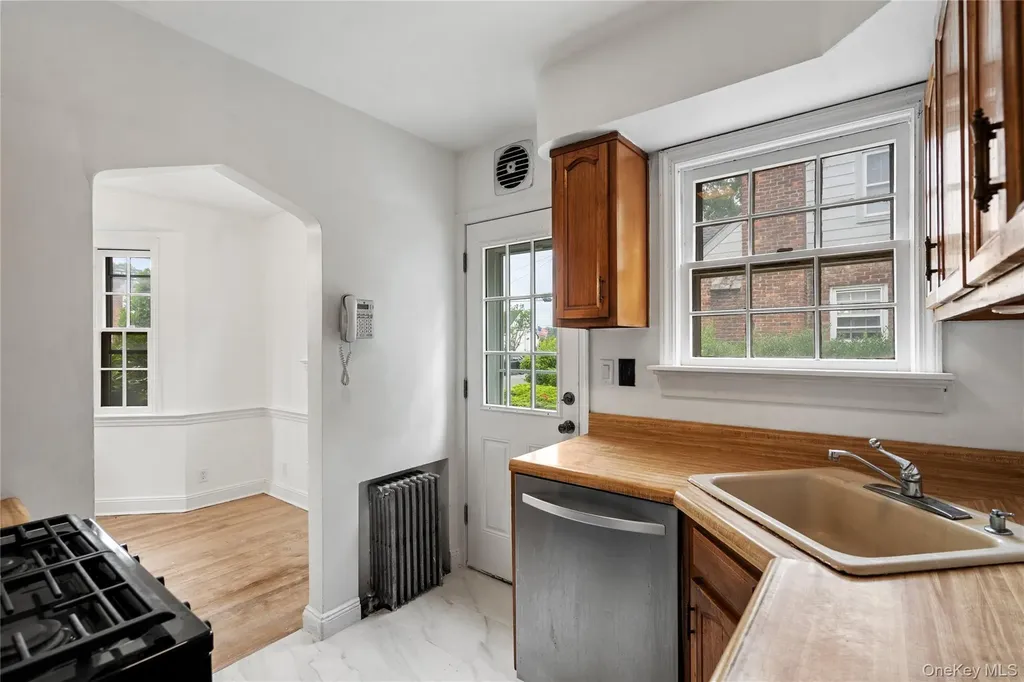 100 E Fenimore Street Valley Stream NY 11580