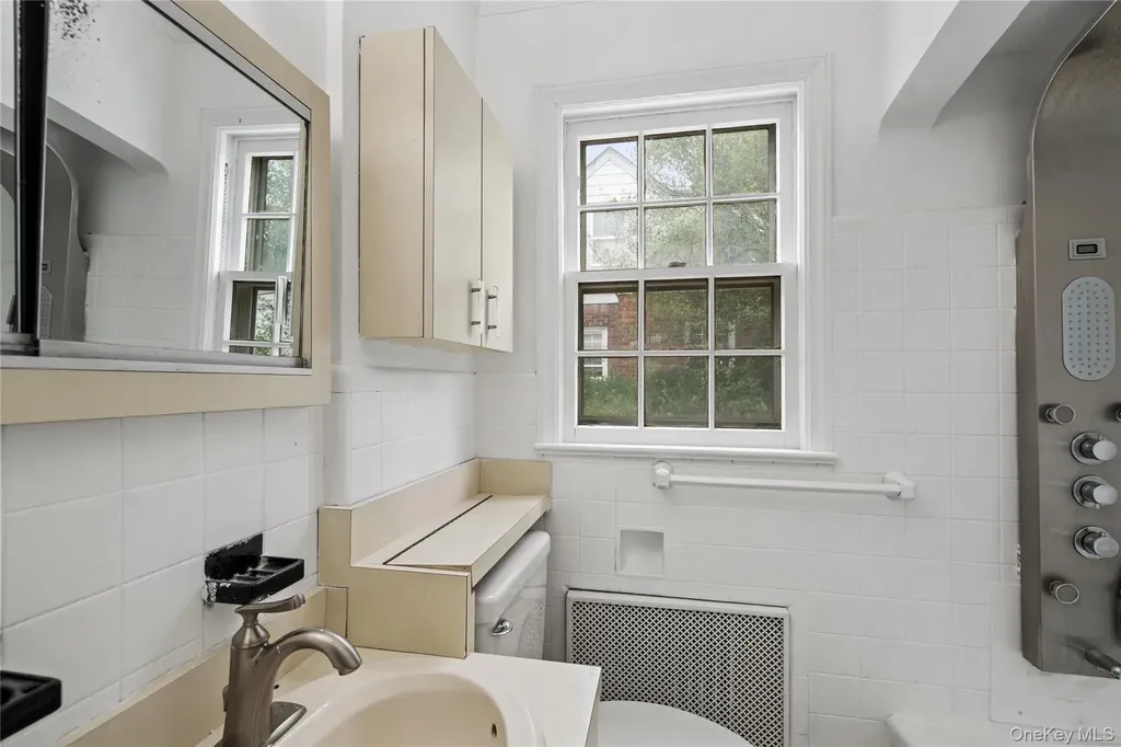 100 E Fenimore Street Valley Stream NY 11580