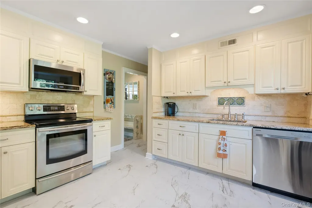 49 Rolling Road Miller Place NY 11764