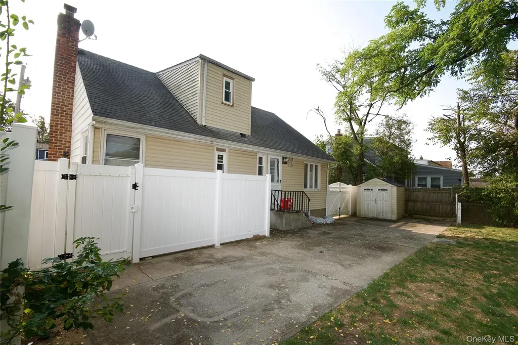 642 Dorothea Lane Elmont NY 11003