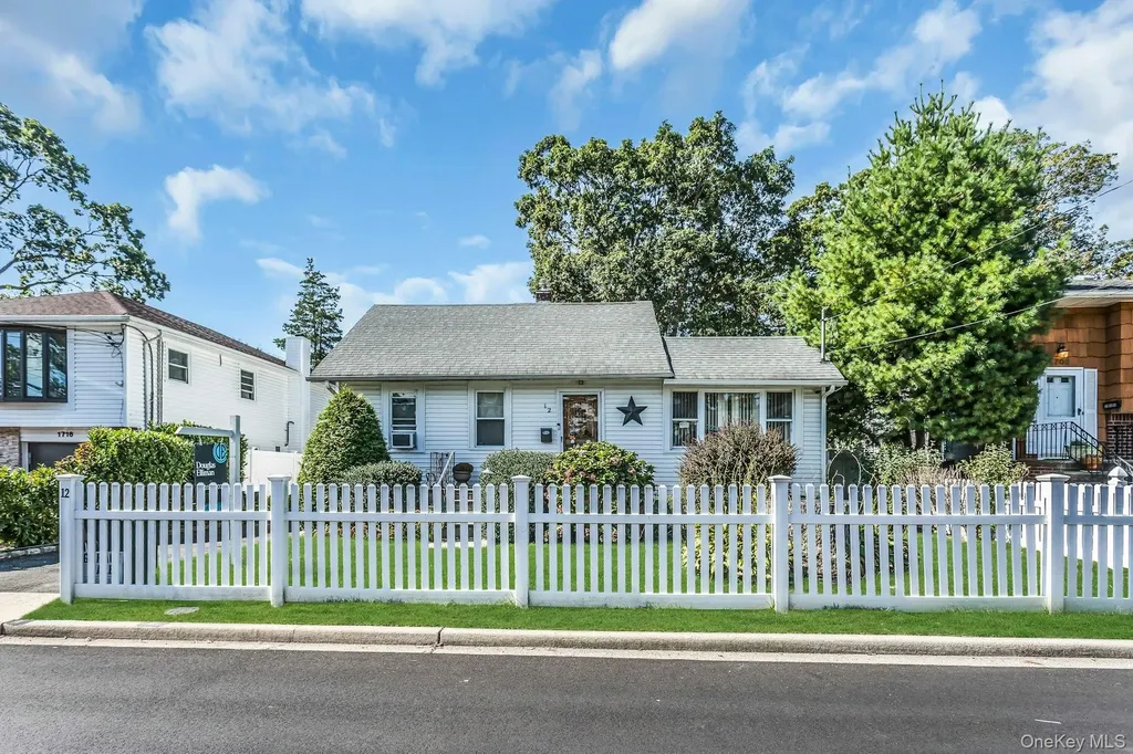 12 Washington Drive Merrick NY 11566