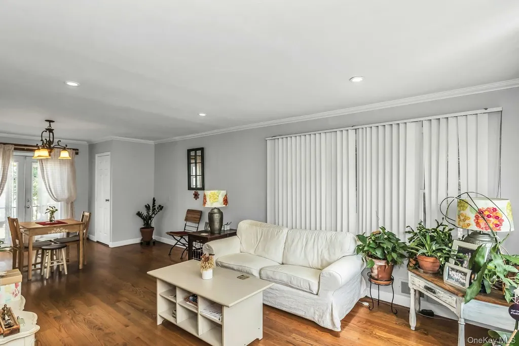 12 Washington Drive Merrick NY 11566