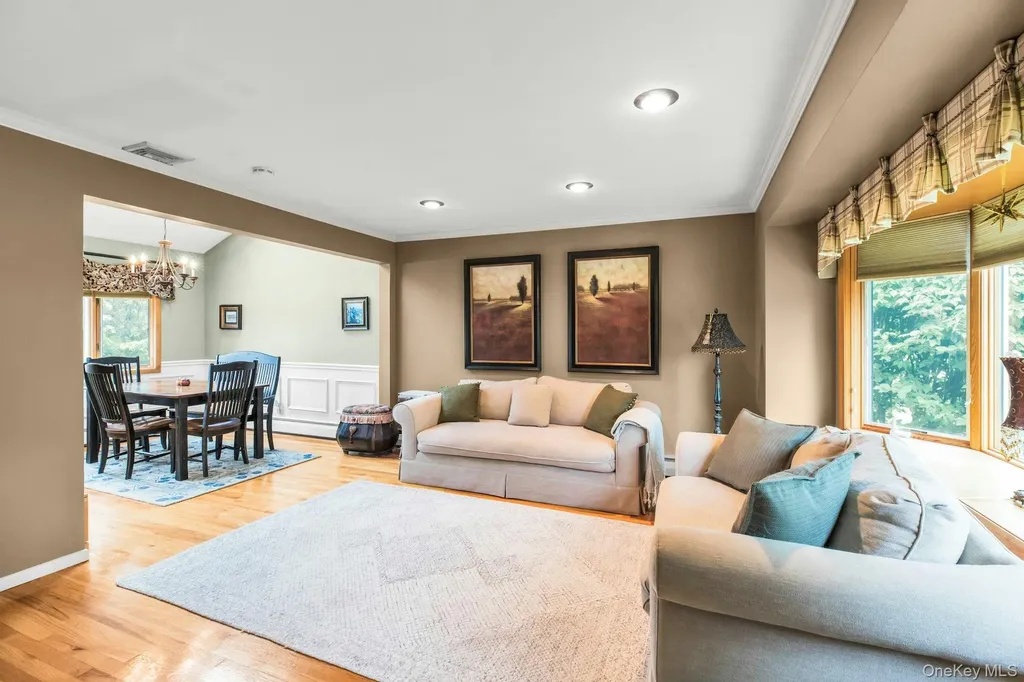 12 Whitebirch Lane Commack NY 11725