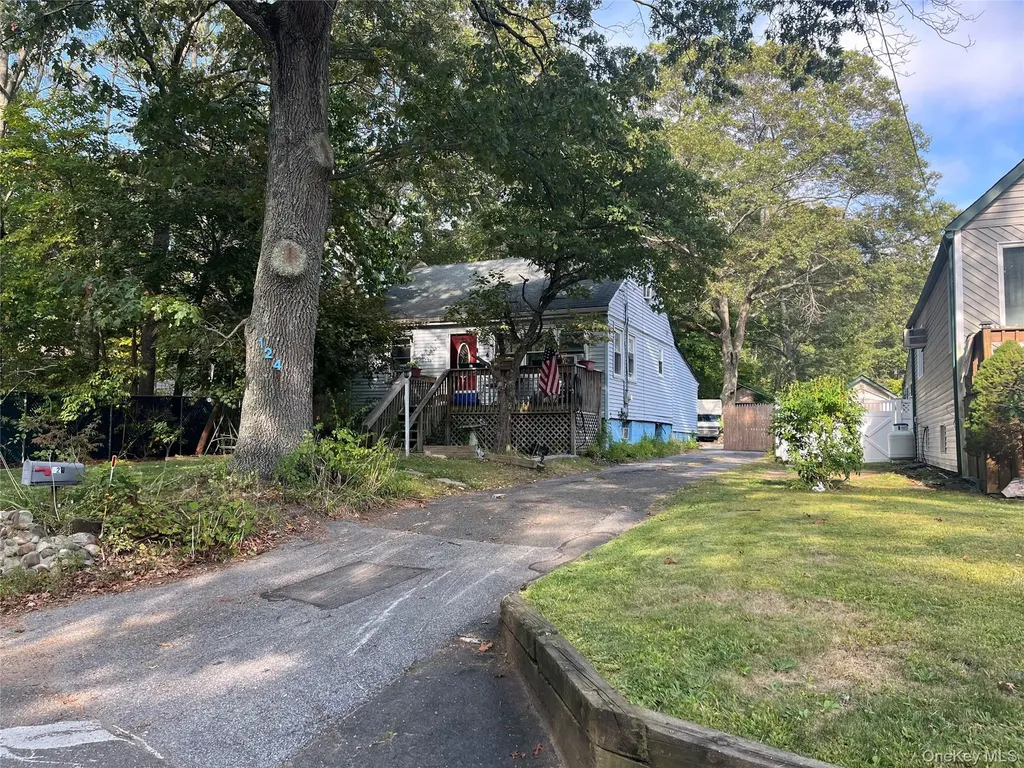 124 River Road Shirley NY 11967