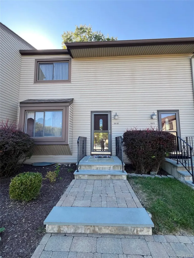 10 Squires Gate Poughkeepsie NY 12603