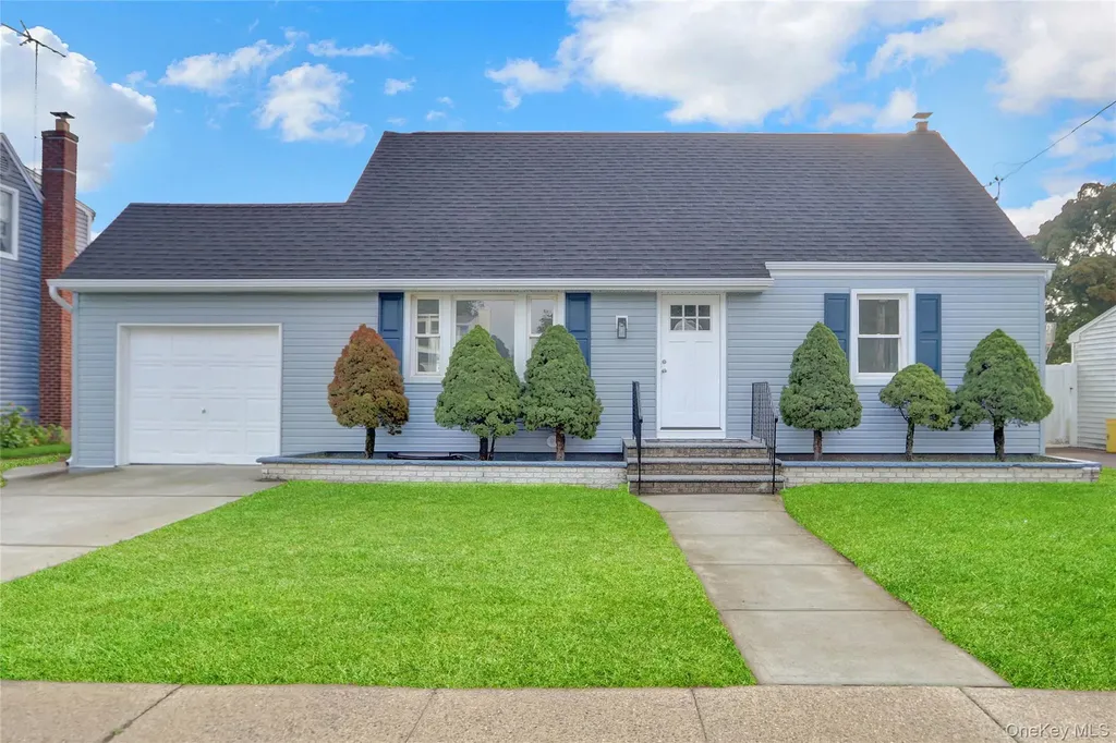 15 Cornwall Lane Hicksville NY 11801
