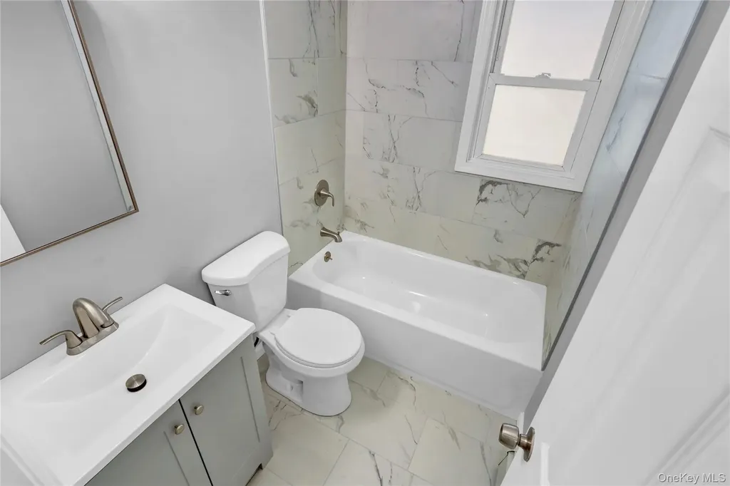 15 Cornwall Lane Hicksville NY 11801