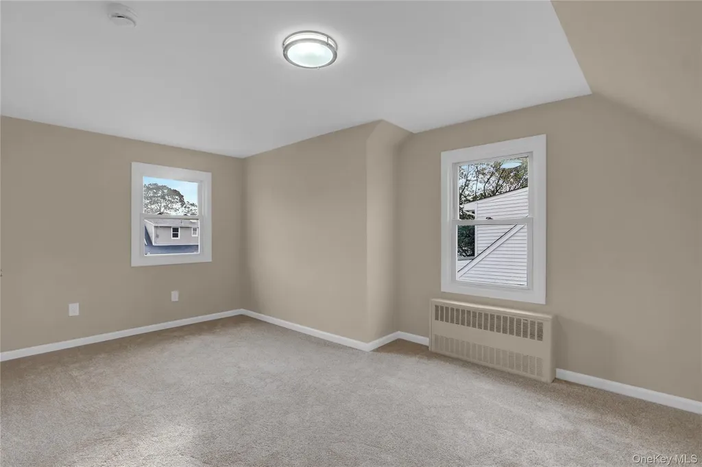 15 Cornwall Lane Hicksville NY 11801