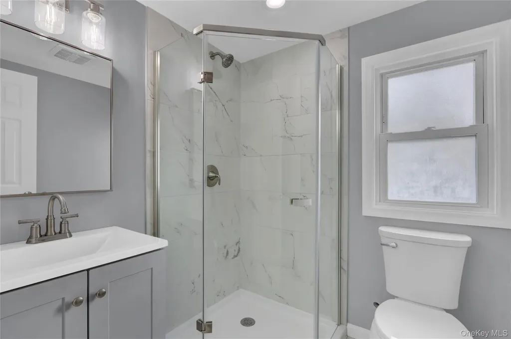 15 Cornwall Lane Hicksville NY 11801