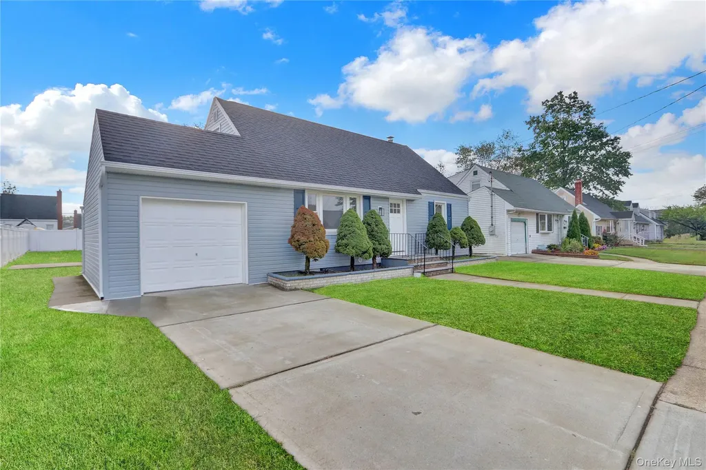 15 Cornwall Lane Hicksville NY 11801