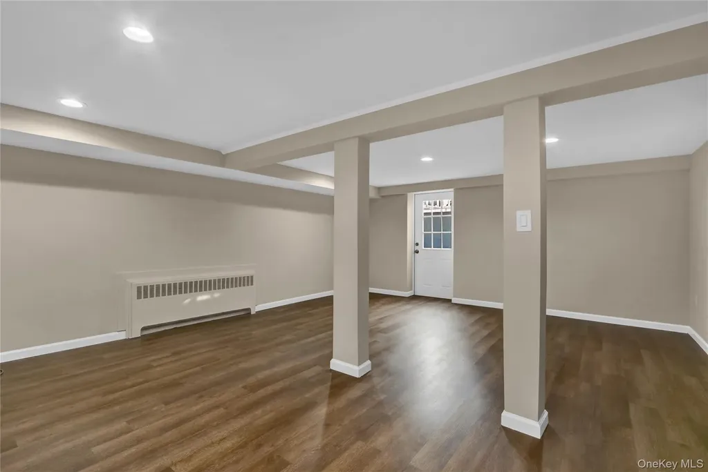 15 Cornwall Lane Hicksville NY 11801