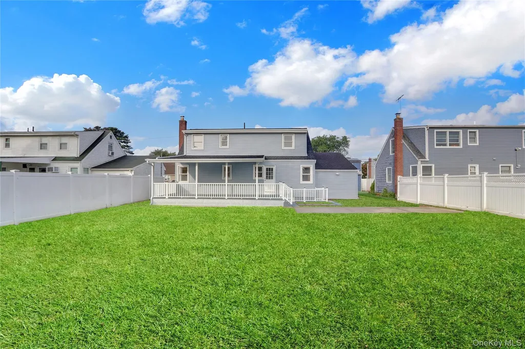 15 Cornwall Lane Hicksville NY 11801