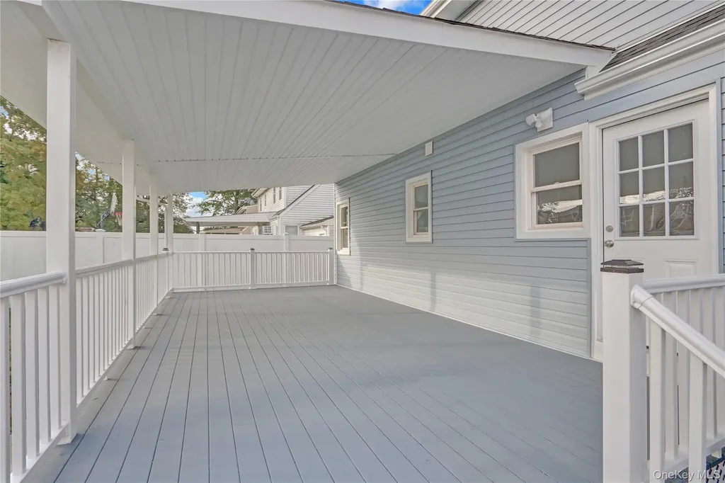 15 Cornwall Lane Hicksville NY 11801