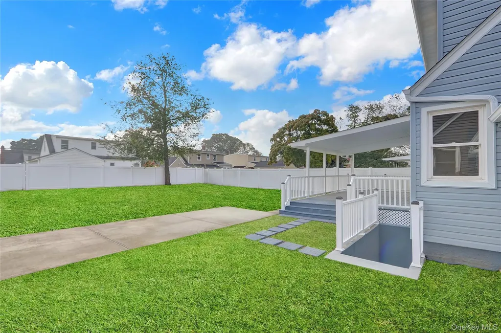 15 Cornwall Lane Hicksville NY 11801