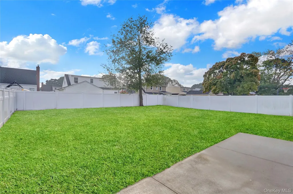 15 Cornwall Lane Hicksville NY 11801