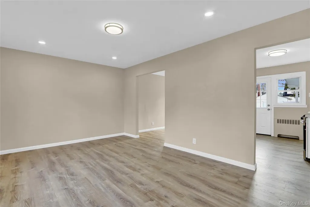15 Cornwall Lane Hicksville NY 11801