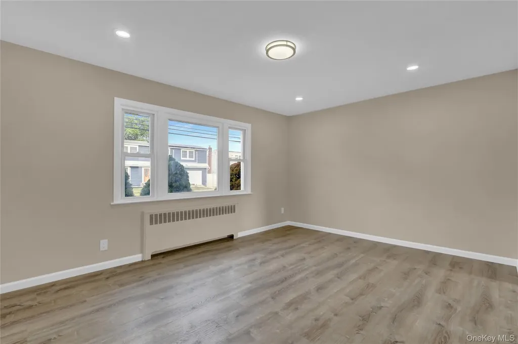 15 Cornwall Lane Hicksville NY 11801
