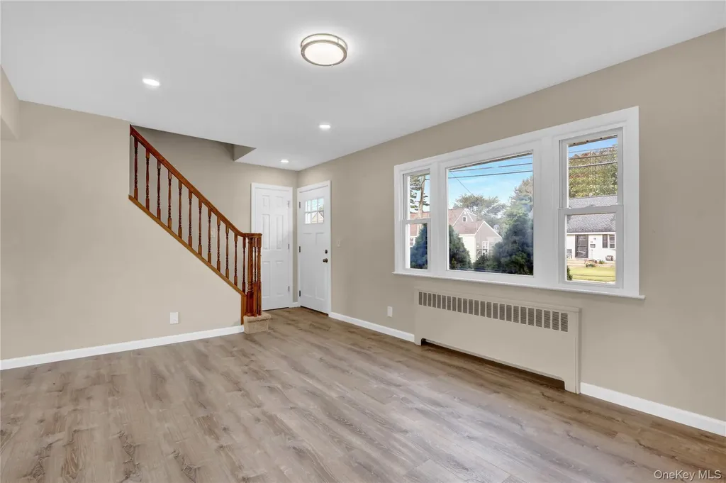 15 Cornwall Lane Hicksville NY 11801