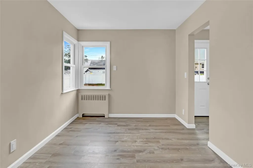 15 Cornwall Lane Hicksville NY 11801