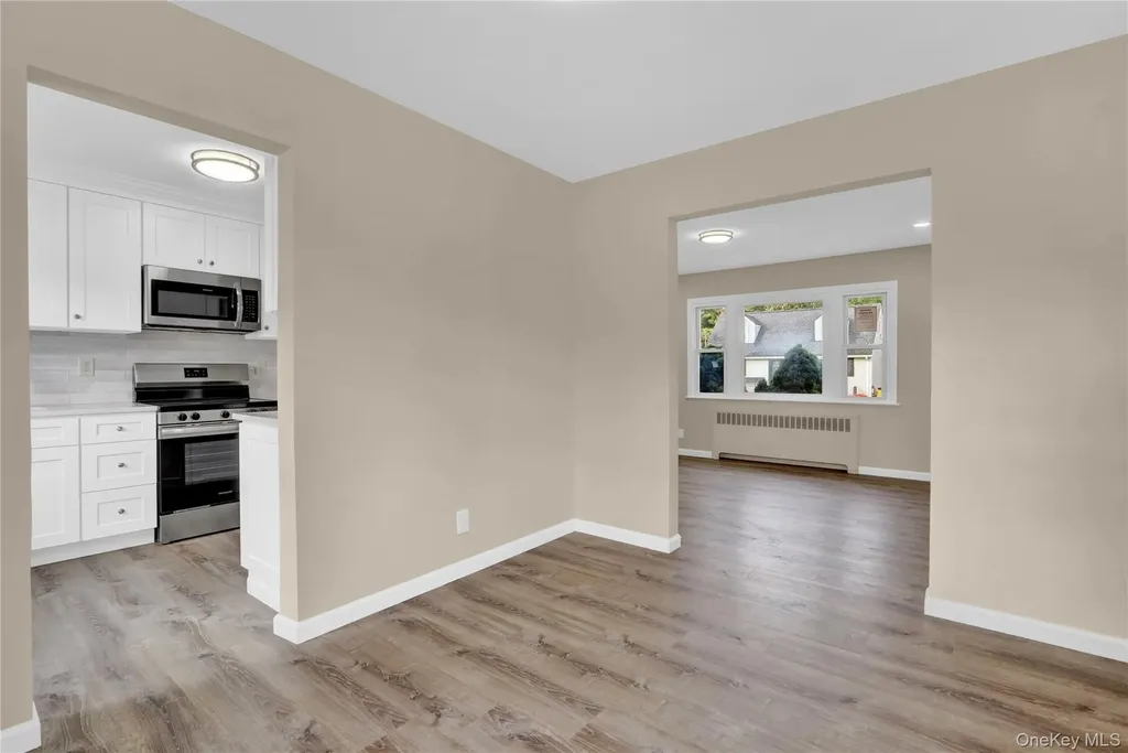 15 Cornwall Lane Hicksville NY 11801