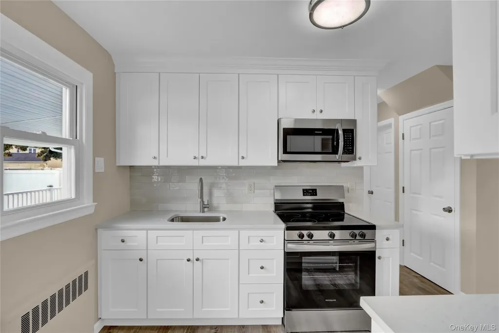 15 Cornwall Lane Hicksville NY 11801