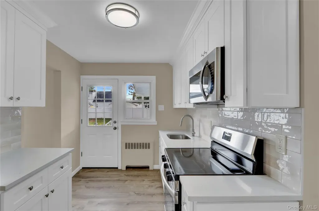 15 Cornwall Lane Hicksville NY 11801