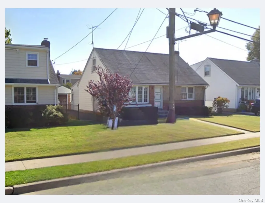 23 Park Circle Mineola NY 11501