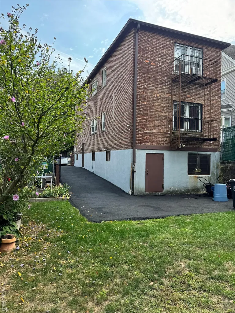 2181 Strang Avenue Bronx NY 10466