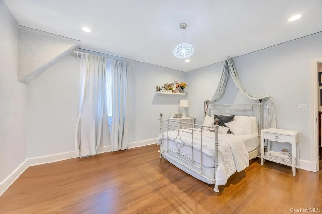 65 Clover Drive Great Neck NY 11021
